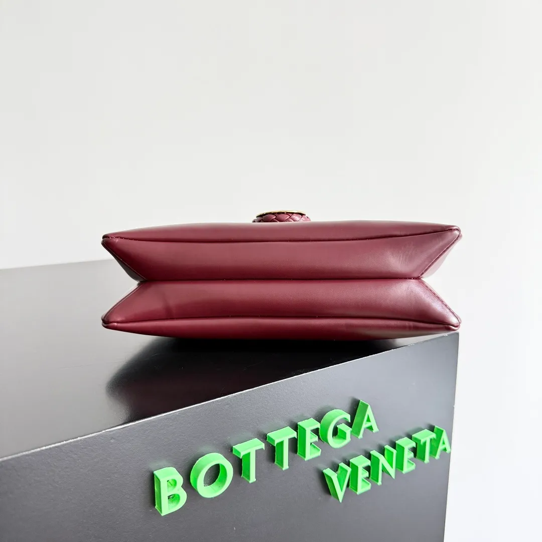 Batch 1520 BOTTEGA VENETA 2025 women's mini LIBERTA crossbody bag, the smallest size is shipped! ! Summer is here, how can you go out and play without a small bag? The "Freedom" series has the advantage of not being picky about seasons. I really like it. A small bag with a generous temperament is an indispensable item for every girl to perfectly adapt to the variety of summer outfits. The high-quality leather reveals a delicate luster. The U-shaped high-quality hardware design is enlarged in this size, which is the finishing touch. Whether it is attending a banquet or daily travel, it can show off the taste. Style No.: 826147 Size: 24*15.5*5cm